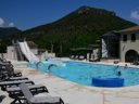 Camping Pas Cher vous présente avec son site Officiel campingpascher.fr, le Camping Les Prades classé 4 étoiles, situé sur la commune de Mostuejouls dans le département Aveyron (Midi Pyrénées) en France. Le camping Les Prades, vous présente un hébergement de type bungalow toilé. Le camping Les Prades vous propose du sam. 29 août au sam. 05 septembre 2026 pour 7 nuits à 270€. Cette location propose 16 dates différentes pour réserver votre séjour. Découvrez également les 5 autres gammes d'hébergements du camping. Les Avis clients pour le Camping Les Prades sont excellents avec une note moyenne de 9 sur 10. Piscine chauffée, Piscine extérieure, Club enfants, Aire de jeux enfants, Canoë-kayak, Court de tennis, Ping-pong, Pétanque, Randonnée, Terrain multisports, Bar, Dépôt de pain, Snack/Bar, Épicerie,... En savoir plus : cliquez-ICI.