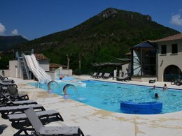 Camping Pas Cher vous présente avec son site Officiel campingpascher.fr, le Camping Les Prades classé 4 étoiles, situé sur la commune de Mostuejouls dans le département Aveyron (Midi Pyrénées) en France. Le camping Les Prades, vous présente un hébergement de type bungalow toilé. Le camping Les Prades vous propose du sam. 29 août au sam. 05 septembre 2026 pour 7 nuits à 270€. Cette location propose 16 dates différentes pour réserver votre séjour. Découvrez également les 5 autres gammes d'hébergements du camping. Les Avis clients pour le Camping Les Prades sont excellents avec une note moyenne de 9 sur 10. Piscine chauffée, Piscine extérieure, Club enfants, Aire de jeux enfants, Canoë-kayak, Court de tennis, Ping-pong, Pétanque, Randonnée, Terrain multisports, Bar, Dépôt de pain, Snack/Bar, Épicerie,... En savoir plus : cliquez-ICI.