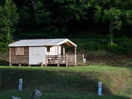 Camping Pas Cher vous présente avec son site Officiel campingpascher.fr, le Camping Les Prades classé 4 étoiles, situé sur la commune de Mostuejouls dans le département Aveyron (Midi Pyrénées) en France. Le camping Les Prades, vous présente un hébergement de type bungalow toilé. Le camping Les Prades vous propose du vendredi 29 mai au vendredi 05 juin 2026 pour 7 nuits à 270€. Cette location propose 25 dates différentes pour réserver votre séjour. Découvrez également les 5 autres gammes d'hébergements du camping. Les Avis clients pour le Camping Les Prades sont excellents avec une note moyenne de 9 sur 10. Piscine chauffée, Piscine extérieure, Club enfants, Aire de jeux enfants, Canoë-kayak, Court de tennis, Ping-pong, Pétanque, Randonnée, Terrain multisports, Bar, Dépôt de pain, Snack/Bar, Épicerie,... En savoir plus : cliquez-ICI.
