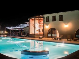 Camping Pas Cher vous présente avec son site Officiel campingpascher.fr, le Camping Les Prades classé 4 étoiles, situé sur la commune de Mostuejouls dans le département Aveyron (Midi Pyrénées) en France. Le camping Les Prades, vous présente un hébergement de type bungalow toilé de 16 m². Le camping Les Prades vous propose du vendredi 29 mai au vendredi 05 juin 2026 pour 7 nuits à 290€. Cette location propose 25 dates différentes pour réserver votre séjour. Découvrez également les 5 autres gammes d'hébergements du camping. Les Avis clients pour le Camping Les Prades sont excellents avec une note moyenne de 9 sur 10. Piscine chauffée, Piscine extérieure, Club enfants, Aire de jeux enfants, Canoë-kayak, Court de tennis, Ping-pong, Pétanque, Randonnée, Terrain multisports, Bar, Dépôt de pain, Snack/Bar, Épicerie,... En savoir plus : cliquez-ICI.