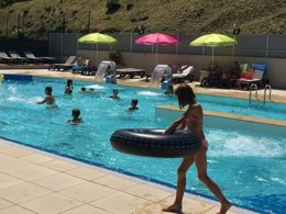 Camping Pas Cher vous présente avec son site Officiel campingpascher.fr, le Camping Les Prades classé 4 étoiles, situé sur la commune de Mostuejouls dans le département Aveyron (Midi Pyrénées) en France. Le camping Les Prades, vous présente un hébergement de type bungalow toilé. Le camping Les Prades vous propose du vendredi 29 mai au vendredi 05 juin 2026 pour 7 nuits à 270€. Cette location propose 25 dates différentes pour réserver votre séjour. Découvrez également les 5 autres gammes d'hébergements du camping. Les Avis clients pour le Camping Les Prades sont excellents avec une note moyenne de 9 sur 10. Piscine chauffée, Piscine extérieure, Club enfants, Aire de jeux enfants, Canoë-kayak, Court de tennis, Ping-pong, Pétanque, Randonnée, Terrain multisports, Bar, Dépôt de pain, Snack/Bar, Épicerie,... En savoir plus : cliquez-ICI.