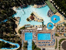 Camping Pas Cher vous présente avec son site Officiel campingpascher.fr, le Camping Verde Azzurro, situé sur la commune de Cingoli dans le département Macerata (Les Marches) en Italie. Le camping Verde Azzurro, vous présente un hébergement de type appartement de 42 m² pour 2 personnes avec climatisation et télévision. Le camping Verde Azzurro vous propose du sam. 13 juin au sam. 20 juin 2026 pour 7 nuits à 1015€. Cette location propose 6 dates différentes pour réserver votre séjour. Découvrez également les 2 autres gammes d'hébergements du camping. Les Avis clients pour le Camping Verde Azzurro sont excellents avec une note moyenne de 10 sur 10. Parc aquatique, Piscine extérieure, Animations familiales, Club enfants, Aire de jeux enfants, Court de tennis, Cyclisme, Randonnée, Salle de fitness, Terrain multisports, Bar, Pizzeria, Snack/Bar, Épicerie,... En savoir plus : cliquez-ICI.