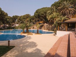 Camping Pas Cher vous présente avec son site Officiel campingpascher.fr, le Camping WeCamp Cala Montgo classé 4 étoiles, situé sur la commune de L'escala dans le département Gérone (Catalogne) en Espagne. Le camping WeCamp Cala Montgo, vous présente un hébergement de type bungalow avec climatisation. Le camping WeCamp Cala Montgo vous propose du jeudi 01 octobre au jeudi 08 octobre 2026 pour 7 nuits à 643€. Cette location propose 67 dates différentes pour réserver votre séjour. Découvrez également les 9 autres gammes d'hébergements du camping. Les Avis clients pour le Camping WeCamp Cala Montgo sont de 6 sur 10. Piscine extérieure, Club enfants, Aire de jeux enfants, Canoë-kayak, Surf, Terrain multisports, Bar, Plats à emporter, Restaurant, Épicerie,... En savoir plus : cliquez-ICI.