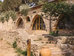 Camping Pas Cher vous présente avec son site Officiel campingpascher.fr, le Camping WeCamp Cala Montgo classé 4 étoiles, situé sur la commune de L'escala dans le département Gérone (Catalogne) en Espagne. Le camping WeCamp Cala Montgo vous propose un hébergement de type mobil-home de 27 m² avec climatisation. L'établissement vous propose 9 autres types d'hébergements. Découvrez tous nos séjours à petits prix dans la commune et aux alentours de L'escala du département : Gérone (Catalogne). Les Avis clients pour le Camping WeCamp Cala Montgo sont de 6 sur 10. Piscine extérieure, Club enfants, Aire de jeux enfants, Canoë-kayak, Surf, Terrain multisports, Bar, Plats à emporter, Restaurant, Épicerie,... En savoir plus : cliquez-ICI.