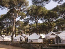 Camping Pas Cher vous présente avec son site Officiel campingpascher.fr, le Camping WeCamp Cala Montgo classé 4 étoiles, situé sur la commune de L'escala dans le département Gérone (Catalogne) en Espagne. Le camping WeCamp Cala Montgo vous propose un hébergement de type tente en toile et bois de 15 m². L'établissement vous propose 9 autres types d'hébergements. Découvrez tous nos séjours à petits prix dans la commune et aux alentours de L'escala du département : Gérone (Catalogne). Les Avis clients pour le Camping WeCamp Cala Montgo sont de 6 sur 10. Piscine extérieure, Club enfants, Aire de jeux enfants, Canoë-kayak, Surf, Terrain multisports, Bar, Plats à emporter, Restaurant, Épicerie,... En savoir plus : cliquez-ICI.