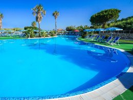 Camping Pas Cher vous présente avec son site Officiel campingpascher.fr, le Camping Village Residence Bahja classé 4 étoiles, situé sur la commune de Paola dans le département Cosenza (Calabre) en Italie. Le camping Village Residence Bahja, vous présente un hébergement de type bungalow de 35 m² pour 1 personne avec climatisation. Le camping Village Residence Bahja vous propose du dimanche 20 septembre au dimanche 27 septembre 2026 pour 7 nuits à 175€. Cette location propose 12 dates différentes pour réserver votre séjour. Découvrez également les 4 autres gammes d'hébergements du camping. Piscine extérieure, Animations familiales, Club enfants, Aire de jeux enfants, Centre équestre, Court de tennis, Golf, Pétanque, Terrain de football, Terrain multisports, Bar, Pizzeria, Plats à emporter, Épicerie,... En savoir plus : cliquez-ICI.