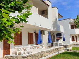 Camping Pas Cher vous présente avec son site Officiel campingpascher.fr, le Camping Village Residence Bahja classé 4 étoiles, situé sur la commune de Paola dans le département Cosenza (Calabre) en Italie. Le camping Village Residence Bahja, vous présente un hébergement de type appartement de 35 m² pour 2 personnes. Le camping Village Residence Bahja vous propose du dimanche 24 mai au dimanche 31 mai 2026 pour 7 nuits à 252€. Cette location propose 14 dates différentes pour réserver votre séjour. Découvrez également les 4 autres gammes d'hébergements du camping. Piscine extérieure, Animations familiales, Club enfants, Aire de jeux enfants, Centre équestre, Court de tennis, Golf, Pétanque, Terrain de football, Terrain multisports, Bar, Pizzeria, Plats à emporter, Épicerie,... En savoir plus : cliquez-ICI.