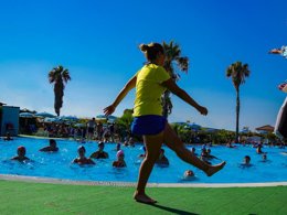 Camping Pas Cher vous présente avec son site Officiel campingpascher.fr, le Camping Village Residence Bahja classé 4 étoiles, situé sur la commune de Paola dans le département Cosenza (Calabre) en Italie. Le camping Village Residence Bahja, vous présente un hébergement de type appartement de 35 m² pour 2 personnes. Le camping Village Residence Bahja vous propose du dimanche 24 mai au dimanche 31 mai 2026 pour 7 nuits à 252€. Cette location propose 14 dates différentes pour réserver votre séjour. Découvrez également les 4 autres gammes d'hébergements du camping. Piscine extérieure, Animations familiales, Club enfants, Aire de jeux enfants, Centre équestre, Court de tennis, Golf, Pétanque, Terrain de football, Terrain multisports, Bar, Pizzeria, Plats à emporter, Épicerie,... En savoir plus : cliquez-ICI.