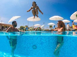 Camping Pas Cher vous présente avec son site Officiel campingpascher.fr, le Camping Village Residence Bahja classé 4 étoiles, situé sur la commune de Paola dans le département Cosenza (Calabre) en Italie. Le camping Village Residence Bahja, vous présente un hébergement de type appartement de 50 m² pour 1 personne et télévision. Le camping Village Residence Bahja vous propose du dimanche 24 mai au dimanche 31 mai 2026 pour 7 nuits à 280€. Cette location propose 14 dates différentes pour réserver votre séjour. Découvrez également les 4 autres gammes d'hébergements du camping. Piscine extérieure, Animations familiales, Club enfants, Aire de jeux enfants, Centre équestre, Court de tennis, Golf, Pétanque, Terrain de football, Terrain multisports, Bar, Pizzeria, Plats à emporter, Épicerie,... En savoir plus : cliquez-ICI.