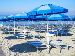 Camping Pas Cher vous présente avec son site Officiel campingpascher.fr, le Camping Village Residence Bahja classé 4 étoiles, situé sur la commune de Paola dans le département Cosenza (Calabre) en Italie. Le camping Village Residence Bahja, vous présente un hébergement de type bungalow de 35 m² pour 1 personne avec climatisation. Le camping Village Residence Bahja vous propose du dimanche 24 mai au dimanche 31 mai 2026 pour 7 nuits à 175€. Cette location propose 14 dates différentes pour réserver votre séjour. Découvrez également les 4 autres gammes d'hébergements du camping. Piscine extérieure, Animations familiales, Club enfants, Aire de jeux enfants, Centre équestre, Court de tennis, Golf, Pétanque, Terrain de football, Terrain multisports, Bar, Pizzeria, Plats à emporter, Épicerie,... En savoir plus : cliquez-ICI.