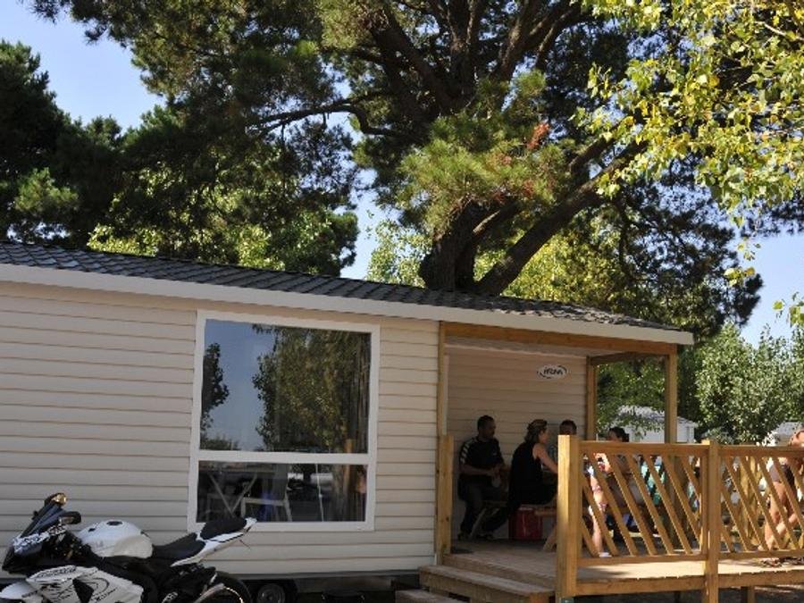 Camping Pas Cher vous présente avec son site Officiel campingpascher.fr, le Camping Paradis Domaine Oyat classé 4 étoiles, situé sur la commune de Le Fenouiller dans le département Vendée (Pays De La Loire) en France. Le camping Paradis Domaine Oyat, vous présente un hébergement de type mobil-home de 25 m² et télévision. Le camping Paradis Domaine Oyat vous propose du vendredi 25 septembre au vendredi 02 octobre 2026, en promotion à -10% pour 7 nuits à 147 € au lieu de 165,0 € soit une Économie de 18 €. Cette location propose 62 dates différentes pour réserver votre séjour. Découvrez également les 13 autres gammes d'hébergements du camping. Les Avis clients pour le Camping Paradis Domaine Oyat sont excellents avec une note moyenne de 8 sur 10. Piscine chauffée, Piscine couverte, Animations familiales, Club enfants, Aire de jeux enfants, Baby-foot, Canoë-kayak, Centre équestre, Court de tennis, Flipper, Golf, Ping-pong, Piscine, Pétanque, Salle de jeux vidéo, Structure gonflable enfants, Terrain de beach-volley, Bar, Dépôt de pain, Snack/Bar, Épicerie,... En savoir plus : cliquez-ICI.