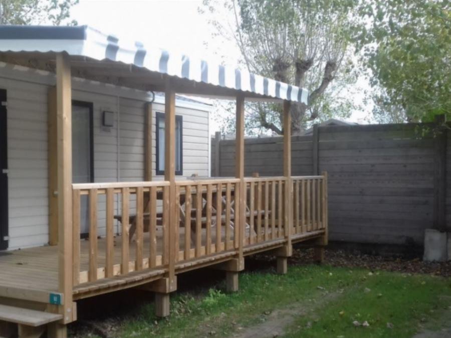 Camping Pas Cher vous présente avec son site Officiel campingpascher.fr, le Camping Paradis Domaine Oyat classé 4 étoiles, situé sur la commune de Le Fenouiller dans le département Vendée (Pays De La Loire) en France. Le camping Paradis Domaine Oyat vous propose un hébergement de type mobil-home de 31 m² (télévision). L'établissement vous propose 13 autres types d'hébergements. Découvrez tous nos séjours à petits prix dans la commune et aux alentours de Le Fenouiller du département : Vendée (Pays De La Loire). Les Avis clients pour le Camping Paradis Domaine Oyat sont excellents avec une note moyenne de 8 sur 10. Piscine chauffée, Piscine couverte, Animations familiales, Club enfants, Aire de jeux enfants, Baby-foot, Canoë-kayak, Centre équestre, Court de tennis, Flipper, Golf, Ping-pong, Piscine, Pétanque, Salle de jeux vidéo, Structure gonflable enfants, Terrain de beach-volley, Bar, Dépôt de pain, Snack/Bar, Épicerie,... En savoir plus : cliquez-ICI.