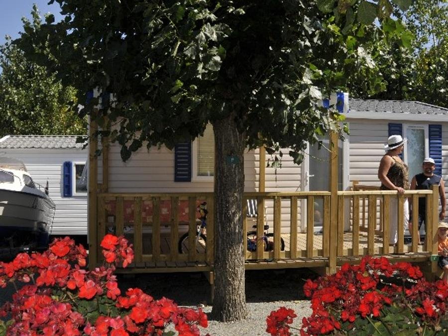Camping Pas Cher vous présente avec son site Officiel campingpascher.fr, le Camping Paradis Domaine Oyat classé 4 étoiles, situé sur la commune de Le Fenouiller dans le département Vendée (Pays De La Loire) en France. Le camping Paradis Domaine Oyat vous propose un hébergement de type mobil-home de 27 m² (télévision). L'établissement vous propose 13 autres types d'hébergements. Découvrez tous nos séjours à petits prix dans la commune et aux alentours de Le Fenouiller du département : Vendée (Pays De La Loire). Les Avis clients pour le Camping Paradis Domaine Oyat sont excellents avec une note moyenne de 8 sur 10. Piscine chauffée, Piscine couverte, Animations familiales, Club enfants, Aire de jeux enfants, Baby-foot, Canoë-kayak, Centre équestre, Court de tennis, Flipper, Golf, Ping-pong, Piscine, Pétanque, Salle de jeux vidéo, Structure gonflable enfants, Terrain de beach-volley, Bar, Dépôt de pain, Snack/Bar, Épicerie,... En savoir plus : cliquez-ICI.