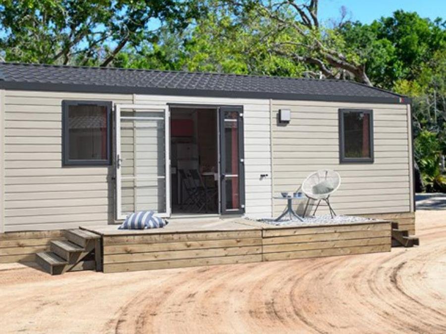 Camping Pas Cher vous présente avec son site Officiel campingpascher.fr, le Camping Paradis Domaine Oyat classé 4 étoiles, situé sur la commune de Le Fenouiller dans le département Vendée (Pays De La Loire) en France. Le camping Paradis Domaine Oyat, vous présente un hébergement de type mobil-home de 31 m² et télévision. Le camping Paradis Domaine Oyat vous propose du sam. 25 juillet au sam. 01 août 2026, en promotion à -13% pour 7 nuits à 719 € au lieu de 833,0 € soit une Économie de 114 €. Cette location propose 39 dates différentes pour réserver votre séjour. Découvrez également les 13 autres gammes d'hébergements du camping. Les Avis clients pour le Camping Paradis Domaine Oyat sont excellents avec une note moyenne de 8 sur 10. Piscine chauffée, Piscine couverte, Animations familiales, Club enfants, Aire de jeux enfants, Baby-foot, Canoë-kayak, Centre équestre, Court de tennis, Flipper, Golf, Ping-pong, Piscine, Pétanque, Salle de jeux vidéo, Structure gonflable enfants, Terrain de beach-volley, Bar, Dépôt de pain, Snack/Bar, Épicerie,... En savoir plus : cliquez-ICI.