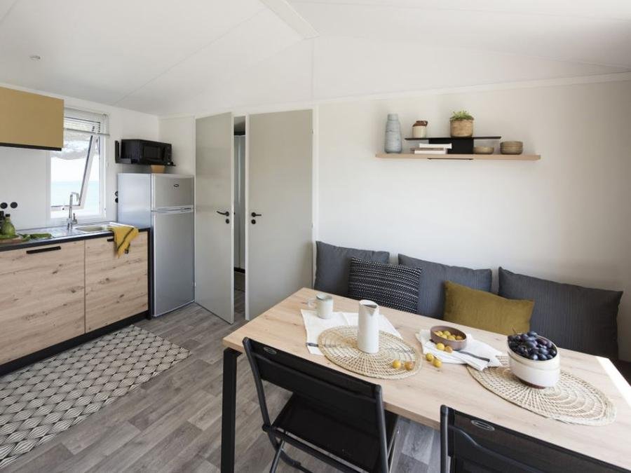 Camping Pas Cher vous présente avec son site Officiel campingpascher.fr, le Camping Paradis Domaine Oyat classé 4 étoiles, situé sur la commune de Le Fenouiller dans le département Vendée (Pays De La Loire) en France. Le camping Paradis Domaine Oyat, vous présente un hébergement de type mobil-home de 25 m² pour 4 personnes. Le camping Paradis Domaine Oyat vous propose du sam. 25 juillet au sam. 01 août 2026, en promotion à -13% pour 7 nuits à 719 € au lieu de 833,0 € soit une Économie de 114 €. Cette location propose 30 dates différentes pour réserver votre séjour. Découvrez également les 13 autres gammes d'hébergements du camping. Les Avis clients pour le Camping Paradis Domaine Oyat sont excellents avec une note moyenne de 8 sur 10. Piscine chauffée, Piscine couverte, Animations familiales, Club enfants, Aire de jeux enfants, Baby-foot, Canoë-kayak, Centre équestre, Court de tennis, Flipper, Golf, Ping-pong, Piscine, Pétanque, Salle de jeux vidéo, Structure gonflable enfants, Terrain de beach-volley, Bar, Dépôt de pain, Snack/Bar, Épicerie,... En savoir plus : cliquez-ICI.