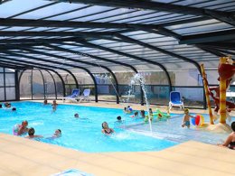 Camping Pas Cher vous présente avec son site Officiel campingpascher.fr, le Camping Paradis Domaine Oyat classé 4 étoiles, situé sur la commune de Le Fenouiller dans le département Vendée (Pays De La Loire) en France. Le camping Paradis Domaine Oyat, vous présente un hébergement de type maison de campagne de 85 m² et télévision. Le camping Paradis Domaine Oyat vous propose du sam. 26 septembre au sam. 03 octobre 2026, en promotion à -10% pour 7 nuits à 249 € au lieu de 277,0 € soit une Économie de 28 €. Cette location propose 38 dates différentes pour réserver votre séjour. Découvrez également les 12 autres gammes d'hébergements du camping. Les Avis clients pour le Camping Paradis Domaine Oyat sont excellents avec une note moyenne de 8 sur 10. Piscine chauffée, Piscine couverte, Animations familiales, Club enfants, Aire de jeux enfants, Baby-foot, Canoë-kayak, Centre équestre, Court de tennis, Flipper, Golf, Ping-pong, Piscine, Pétanque, Salle de jeux vidéo, Structure gonflable enfants, Terrain de beach-volley, Bar, Dépôt de pain, Snack/Bar, Épicerie,... En savoir plus : cliquez-ICI.