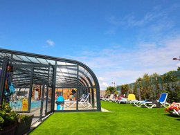 Camping Pas Cher vous présente avec son site Officiel campingpascher.fr, le Camping Paradis Domaine Oyat classé 4 étoiles, situé sur la commune de Le Fenouiller dans le département Vendée (Pays De La Loire) en France. Le camping Paradis Domaine Oyat, vous présente un hébergement de type mobil-home de 27 m² et télévision. Le camping Paradis Domaine Oyat vous propose du sam. 04 avril au sam. 11 avril 2026, en promotion à -11% pour 7 nuits à 169 € au lieu de 190,0 € soit une Économie de 21 €. Cette location propose 60 dates différentes pour réserver votre séjour. Découvrez également les 12 autres gammes d'hébergements du camping. Les Avis clients pour le Camping Paradis Domaine Oyat sont excellents avec une note moyenne de 8 sur 10. Piscine chauffée, Piscine couverte, Animations familiales, Club enfants, Aire de jeux enfants, Baby-foot, Canoë-kayak, Centre équestre, Court de tennis, Flipper, Golf, Ping-pong, Piscine, Pétanque, Salle de jeux vidéo, Structure gonflable enfants, Terrain de beach-volley, Bar, Dépôt de pain, Snack/Bar, Épicerie,... En savoir plus : cliquez-ICI.