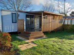 Camping Pas Cher vous présente avec son site Officiel campingpascher.fr, le Camping Paradis Domaine Oyat classé 4 étoiles, situé sur la commune de Le Fenouiller dans le département Vendée (Pays De La Loire) en France. Le camping Paradis Domaine Oyat, vous présente un hébergement de type mobil-home de 31 m² avec climatisation et télévision. Le camping Paradis Domaine Oyat vous propose du sam. 26 septembre au sam. 03 octobre 2026, en promotion à -10% pour 7 nuits à 179 € au lieu de 200,0 € soit une Économie de 21 €. Cette location propose 60 dates différentes pour réserver votre séjour. Découvrez également les 12 autres gammes d'hébergements du camping. Les Avis clients pour le Camping Paradis Domaine Oyat sont excellents avec une note moyenne de 8 sur 10. Piscine chauffée, Piscine couverte, Animations familiales, Club enfants, Aire de jeux enfants, Baby-foot, Canoë-kayak, Centre équestre, Court de tennis, Flipper, Golf, Ping-pong, Piscine, Pétanque, Salle de jeux vidéo, Structure gonflable enfants, Terrain de beach-volley, Bar, Dépôt de pain, Snack/Bar, Épicerie,... En savoir plus : cliquez-ICI.