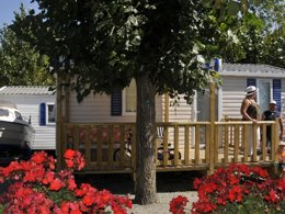 Camping Pas Cher vous présente avec son site Officiel campingpascher.fr, le Camping Paradis Domaine Oyat classé 4 étoiles, situé sur la commune de Le Fenouiller dans le département Vendée (Pays De La Loire) en France. Le camping Paradis Domaine Oyat vous propose un hébergement de type mobil-home de 27 m² (télévision). L'établissement vous propose 12 autres types d'hébergements. Découvrez tous nos séjours à petits prix dans la commune et aux alentours de Le Fenouiller du département : Vendée (Pays De La Loire). Les Avis clients pour le Camping Paradis Domaine Oyat sont excellents avec une note moyenne de 8 sur 10. Piscine chauffée, Piscine couverte, Animations familiales, Club enfants, Aire de jeux enfants, Baby-foot, Canoë-kayak, Centre équestre, Court de tennis, Flipper, Golf, Ping-pong, Piscine, Pétanque, Salle de jeux vidéo, Structure gonflable enfants, Terrain de beach-volley, Bar, Dépôt de pain, Snack/Bar, Épicerie,... En savoir plus : cliquez-ICI.