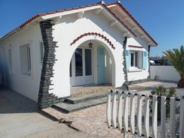 Camping Pas Cher vous présente avec son site Officiel campingpascher.fr, le Camping Paradis Domaine Oyat classé 4 étoiles, situé sur la commune de Le Fenouiller dans le département Vendée (Pays De La Loire) en France. Le camping Paradis Domaine Oyat, vous présente un hébergement de type maison de campagne de 85 m² et télévision. Le camping Paradis Domaine Oyat vous propose du sam. 26 septembre au sam. 03 octobre 2026, en promotion à -10% pour 7 nuits à 249 € au lieu de 277,0 € soit une Économie de 28 €. Cette location propose 38 dates différentes pour réserver votre séjour. Découvrez également les 12 autres gammes d'hébergements du camping. Les Avis clients pour le Camping Paradis Domaine Oyat sont excellents avec une note moyenne de 8 sur 10. Piscine chauffée, Piscine couverte, Animations familiales, Club enfants, Aire de jeux enfants, Baby-foot, Canoë-kayak, Centre équestre, Court de tennis, Flipper, Golf, Ping-pong, Piscine, Pétanque, Salle de jeux vidéo, Structure gonflable enfants, Terrain de beach-volley, Bar, Dépôt de pain, Snack/Bar, Épicerie,... En savoir plus : cliquez-ICI.