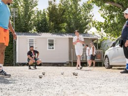 Camping Pas Cher vous présente avec son site Officiel campingpascher.fr, le Camping Paradis Domaine Oyat classé 4 étoiles, situé sur la commune de Le Fenouiller dans le département Vendée (Pays De La Loire) en France. Le camping Paradis Domaine Oyat, vous présente un hébergement de type mobil-home de 25 m² pour 4 personnes. Le camping Paradis Domaine Oyat vous propose du sam. 19 septembre au sam. 26 septembre 2026, en promotion à -11% pour 7 nuits à 169 € au lieu de 190,0 € soit une Économie de 21 €. Cette location propose 60 dates différentes pour réserver votre séjour. Découvrez également les 12 autres gammes d'hébergements du camping. Les Avis clients pour le Camping Paradis Domaine Oyat sont excellents avec une note moyenne de 8 sur 10. Piscine chauffée, Piscine couverte, Animations familiales, Club enfants, Aire de jeux enfants, Baby-foot, Canoë-kayak, Centre équestre, Court de tennis, Flipper, Golf, Ping-pong, Piscine, Pétanque, Salle de jeux vidéo, Structure gonflable enfants, Terrain de beach-volley, Bar, Dépôt de pain, Snack/Bar, Épicerie,... En savoir plus : cliquez-ICI.