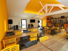 Camping Pas Cher vous présente avec son site Officiel campingpascher.fr, le Camping Paradis Domaine Oyat classé 4 étoiles, situé sur la commune de Le Fenouiller dans le département Vendée (Pays De La Loire) en France. Le camping Paradis Domaine Oyat, vous présente un hébergement de type mobil-home de 25 m² et télévision. Le camping Paradis Domaine Oyat vous propose du sam. 04 avril au sam. 11 avril 2026, en promotion à -11% pour 7 nuits à 169 € au lieu de 190,0 € soit une Économie de 21 €. Cette location propose 60 dates différentes pour réserver votre séjour. Découvrez également les 12 autres gammes d'hébergements du camping. Les Avis clients pour le Camping Paradis Domaine Oyat sont excellents avec une note moyenne de 8 sur 10. Piscine chauffée, Piscine couverte, Animations familiales, Club enfants, Aire de jeux enfants, Baby-foot, Canoë-kayak, Centre équestre, Court de tennis, Flipper, Golf, Ping-pong, Piscine, Pétanque, Salle de jeux vidéo, Structure gonflable enfants, Terrain de beach-volley, Bar, Dépôt de pain, Snack/Bar, Épicerie,... En savoir plus : cliquez-ICI.