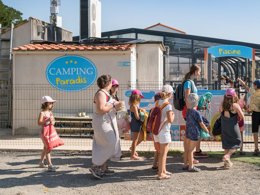 Camping Pas Cher vous présente avec son site Officiel campingpascher.fr, le Camping Paradis Domaine Oyat classé 4 étoiles, situé sur la commune de Le Fenouiller dans le département Vendée (Pays De La Loire) en France. Le camping Paradis Domaine Oyat vous propose un hébergement de type mobil-home de 27 m² (télévision). L'établissement vous propose 12 autres types d'hébergements. Découvrez tous nos séjours à petits prix dans la commune et aux alentours de Le Fenouiller du département : Vendée (Pays De La Loire). Les Avis clients pour le Camping Paradis Domaine Oyat sont excellents avec une note moyenne de 8 sur 10. Piscine chauffée, Piscine couverte, Animations familiales, Club enfants, Aire de jeux enfants, Baby-foot, Canoë-kayak, Centre équestre, Court de tennis, Flipper, Golf, Ping-pong, Piscine, Pétanque, Salle de jeux vidéo, Structure gonflable enfants, Terrain de beach-volley, Bar, Dépôt de pain, Snack/Bar, Épicerie,... En savoir plus : cliquez-ICI.