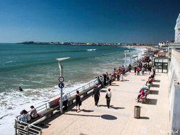 Camping Pas Cher vous présente avec son site Officiel campingpascher.fr, le Camping Paradis Domaine Oyat classé 4 étoiles, situé sur la commune de Le Fenouiller dans le département Vendée (Pays De La Loire) en France. Le camping Paradis Domaine Oyat, vous présente un hébergement de type mobil-home de 20 m² et télévision. Le camping Paradis Domaine Oyat vous propose du sam. 13 juin au sam. 20 juin 2026, en promotion à -11% pour 7 nuits à 169 € au lieu de 190,0 € soit une Économie de 21 €. Cette location propose 60 dates différentes pour réserver votre séjour. Découvrez également les 12 autres gammes d'hébergements du camping. Les Avis clients pour le Camping Paradis Domaine Oyat sont excellents avec une note moyenne de 8 sur 10. Piscine chauffée, Piscine couverte, Animations familiales, Club enfants, Aire de jeux enfants, Baby-foot, Canoë-kayak, Centre équestre, Court de tennis, Flipper, Golf, Ping-pong, Piscine, Pétanque, Salle de jeux vidéo, Structure gonflable enfants, Terrain de beach-volley, Bar, Dépôt de pain, Snack/Bar, Épicerie,... En savoir plus : cliquez-ICI.