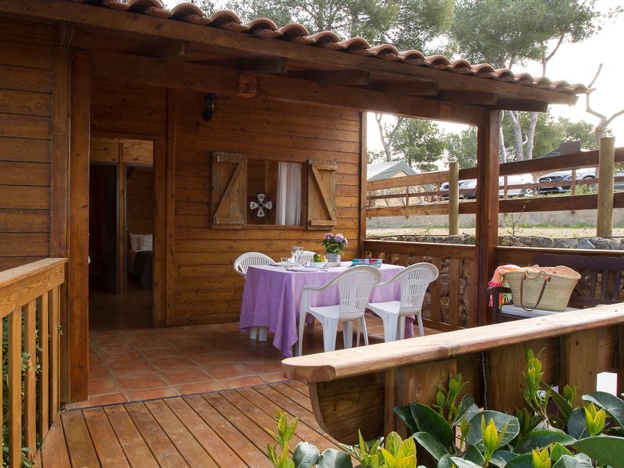 Camping Pas Cher vous présente avec son site Officiel campingpascher.fr, le Camping Caledonia classé 4 étoiles, situé sur la commune de Tarragona dans le département Tarragone (Catalogne) en Espagne. Le camping Caledonia vous propose un hébergement de type bungalow de 37 m² avec climatisation (télévision). L'établissement vous propose 13 autres types d'hébergements. Découvrez tous nos séjours à petits prix dans la commune et aux alentours de Tarragona du département : Tarragone (Catalogne). Mer, Piscine extérieure, Animations familiales, Aire de jeux enfants, Cyclisme, Ping-pong, Terrain multisports, Supermarché,... En savoir plus : cliquez-ICI.