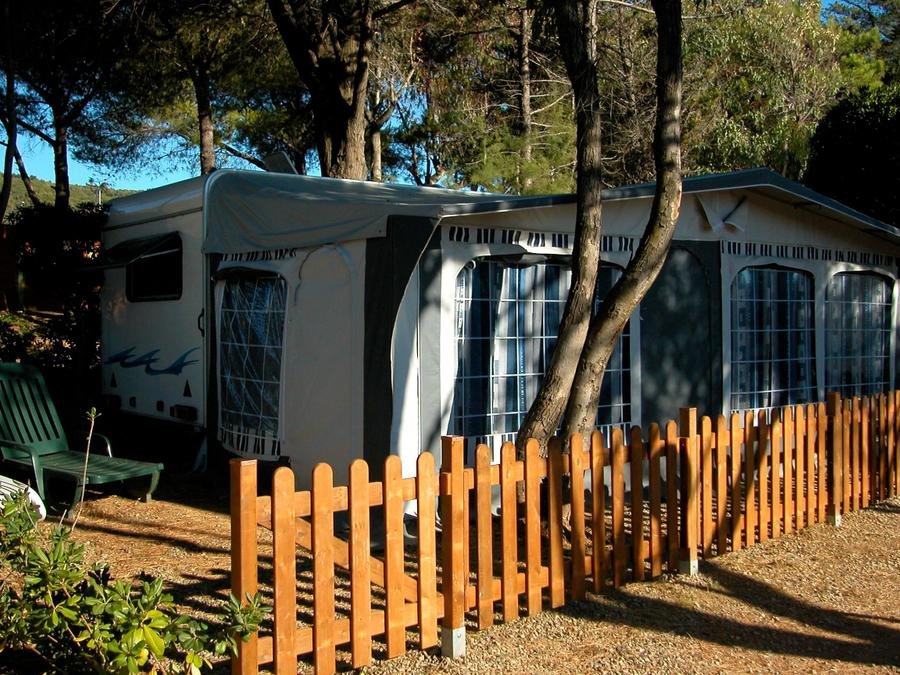 Camping Pas Cher vous présente avec son site Officiel campingpascher.fr, le Camping Miramare Village classé 3 étoiles, situé sur la commune de Livourne dans le département Livourne (Toscane) en Italie. Le camping Miramare Village, vous présente un hébergement de type caravane de 25 m² et télévision. Le camping Miramare Village vous propose du jeudi 04 juin au jeudi 11 juin 2026 avec une PROMO de DERNIÈRE MINUTE, en promotion à -11% pour 7 nuits à 380 € au lieu de 430 € soit une Économie de 50 €. Cette location propose 116 dates différentes pour réserver votre séjour. Découvrez également les 5 autres gammes d'hébergements du camping. Les Avis clients pour le Camping Miramare Village sont excellents avec une note moyenne de 8 sur 10. Mer, Piscine extérieure, Club enfants, Aire de jeux enfants, Centre équestre, Cyclisme, Golf, Ping-pong, Plongée, Surf, Terrain de football, Voile, kiteSurf, Bar, Restaurant, Épicerie,... En savoir plus : cliquez-ICI.