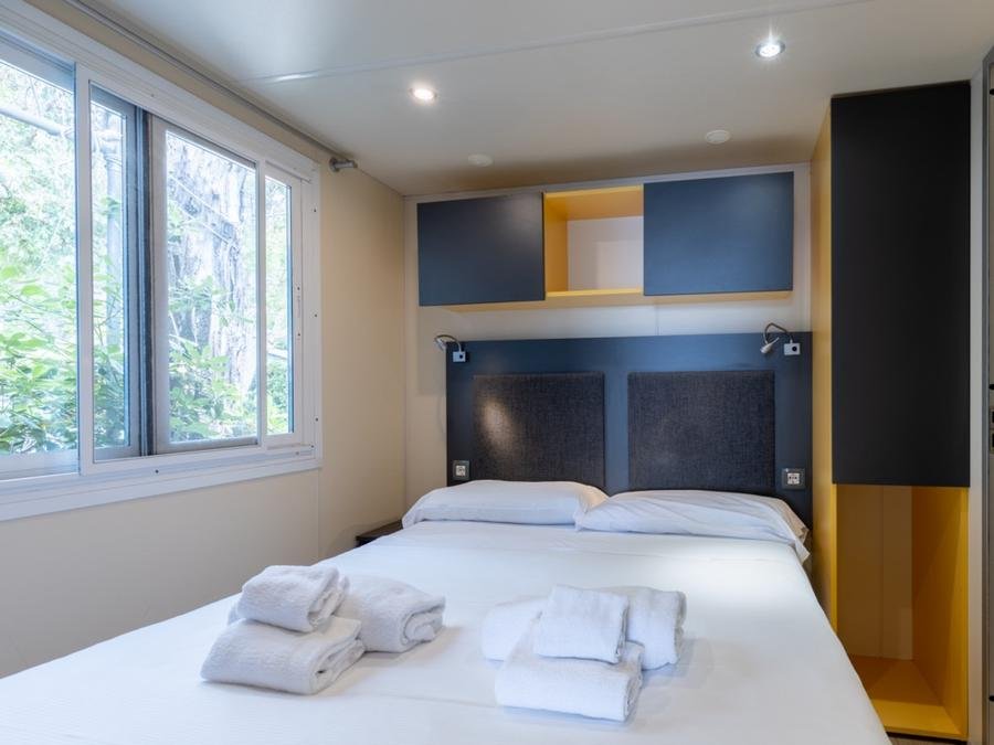 Camping Pas Cher vous présente avec son site Officiel campingpascher.fr, le Camping Miramare Village classé 3 étoiles, situé sur la commune de Livourne dans le département Livourne (Toscane) en Italie. Le camping Miramare Village, vous présente un hébergement de type mobil-home de 27 m² avec climatisation et télévision. Le camping Miramare Village vous proposeun séjour PAS CHER avec une REMISEdu vendredi 05 juin au vendredi 12 juin 2026 avec une PROMO de DERNIÈRE MINUTE, en promotion à -53% pour 7 nuits à 390 € au lieu de 830 € soit une Économie de 440 €. Cette location propose 157 dates différentes pour réserver votre séjour. Découvrez également les 5 autres gammes d'hébergements du camping. Les Avis clients pour le Camping Miramare Village sont excellents avec une note moyenne de 8 sur 10. Mer, Piscine extérieure, Club enfants, Aire de jeux enfants, Centre équestre, Cyclisme, Golf, Ping-pong, Plongée, Surf, Terrain de football, Voile, kiteSurf, Bar, Restaurant, Épicerie,... En savoir plus : cliquez-ICI.