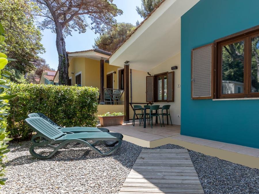 Camping Pas Cher vous présente avec son site Officiel campingpascher.fr, le Camping Miramare Village classé 3 étoiles, situé sur la commune de Livourne dans le département Livourne (Toscane) en Italie. Le camping Miramare Village vous propose un hébergement de type bungalow de 35 m² pour 1 personne avec climatisation (télévision). L'établissement vous propose 5 autres types d'hébergements. Découvrez tous nos séjours à petits prix dans la commune et aux alentours de Livourne du département : Livourne (Toscane). Les Avis clients pour le Camping Miramare Village sont excellents avec une note moyenne de 8 sur 10. Mer, Piscine extérieure, Club enfants, Aire de jeux enfants, Centre équestre, Cyclisme, Golf, Ping-pong, Plongée, Surf, Terrain de football, Voile, kiteSurf, Bar, Restaurant, Épicerie,... En savoir plus : cliquez-ICI.