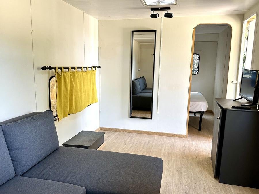 Camping Pas Cher vous présente avec son site Officiel campingpascher.fr, le Camping Miramare Village classé 3 étoiles, situé sur la commune de Livourne dans le département Livourne (Toscane) en Italie. Le camping Miramare Village vous propose un hébergement de type caravane de 25 m² (télévision). Cet hébergement propose plus de 115 dates différentes pour réserver ! Pour dévouvrir la période la moins chère, consultez la rubrique 'Tarifs' et sélectionnez votre mois de départ. L'établissement vous propose 5 autres types d'hébergements. Découvrez tous nos séjours à petits prix dans la commune et aux alentours de Livourne du département : Livourne (Toscane). Les Avis clients pour le Camping Miramare Village sont excellents avec une note moyenne de 8 sur 10. Mer, Piscine extérieure, Club enfants, Aire de jeux enfants, Centre équestre, Cyclisme, Golf, Ping-pong, Plongée, Surf, Terrain de football, Voile, kiteSurf, Bar, Restaurant, Épicerie,... En savoir plus : cliquez-ICI.