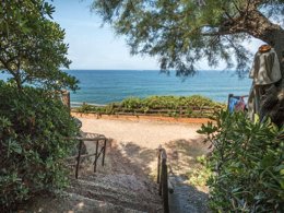 Camping Pas Cher vous présente avec son site Officiel campingpascher.fr, le Camping Miramare Village classé 3 étoiles, situé sur la commune de Livourne dans le département Livourne (Toscane) en Italie. Le camping Miramare Village, vous présente un hébergement de type caravane de 25 m² et télévision. Le camping Miramare Village vous propose du vendredi 17 avril au vendredi 24 avril 2026 pour 7 nuits à 470€. Cette location propose 164 dates différentes pour réserver votre séjour. Découvrez également les 5 autres gammes d'hébergements du camping. Les Avis clients pour le Camping Miramare Village sont excellents avec une note moyenne de 8 sur 10. Mer, Piscine extérieure, Club enfants, Aire de jeux enfants, Centre équestre, Cyclisme, Golf, Ping-pong, Plongée, Surf, Terrain de football, Voile, kiteSurf, Bar, Restaurant, Épicerie,... En savoir plus : cliquez-ICI.