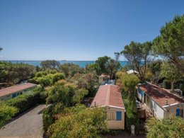 Camping Pas Cher vous présente avec son site Officiel campingpascher.fr, le Camping Miramare Village classé 3 étoiles, situé sur la commune de Livourne dans le département Livourne (Toscane) en Italie. Le camping Miramare Village vous propose un hébergement de type bungalow de 35 m² pour 1 personne avec climatisation (télévision). Cet hébergement propose plus de 4 dates différentes pour réserver ! Pour dévouvrir la période la moins chère, consultez la rubrique 'Tarifs' et sélectionnez votre mois de départ. L'établissement vous propose 5 autres types d'hébergements. Découvrez tous nos séjours à petits prix dans la commune et aux alentours de Livourne du département : Livourne (Toscane). Les Avis clients pour le Camping Miramare Village sont excellents avec une note moyenne de 8 sur 10. Mer, Piscine extérieure, Club enfants, Aire de jeux enfants, Centre équestre, Cyclisme, Golf, Ping-pong, Plongée, Surf, Terrain de football, Voile, kiteSurf, Bar, Restaurant, Épicerie,... En savoir plus : cliquez-ICI.