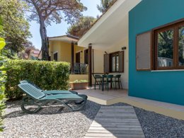 Camping Pas Cher vous présente avec son site Officiel campingpascher.fr, le Camping Miramare Village classé 3 étoiles, situé sur la commune de Livourne dans le département Livourne (Toscane) en Italie. Le camping Miramare Village vous propose un hébergement de type bungalow de 35 m² pour 1 personne avec climatisation (télévision). Cet hébergement propose plus de 4 dates différentes pour réserver ! Pour dévouvrir la période la moins chère, consultez la rubrique 'Tarifs' et sélectionnez votre mois de départ. L'établissement vous propose 5 autres types d'hébergements. Découvrez tous nos séjours à petits prix dans la commune et aux alentours de Livourne du département : Livourne (Toscane). Les Avis clients pour le Camping Miramare Village sont excellents avec une note moyenne de 8 sur 10. Mer, Piscine extérieure, Club enfants, Aire de jeux enfants, Centre équestre, Cyclisme, Golf, Ping-pong, Plongée, Surf, Terrain de football, Voile, kiteSurf, Bar, Restaurant, Épicerie,... En savoir plus : cliquez-ICI.