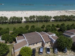 Camping Pas Cher vous présente avec son site Officiel campingpascher.fr, le Camping Residence Casabianca classé 3 étoiles, situé sur la commune de Fermo dans le département Fermo (Les Marches) en Italie. Le camping Residence Casabianca vous propose un hébergement de type appartement de 30 m² pour 2 personnes (télévision). L'établissement vous propose 2 autres types d'hébergements. Découvrez tous nos séjours à petits prix dans la commune et aux alentours de Fermo du département : Fermo (Les Marches). Mer, Aire de jeux enfants, Parcours sportif, Bar,... En savoir plus : cliquez-ICI.