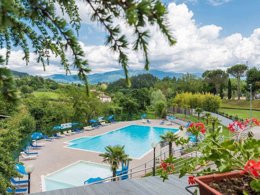 Camping Pas Cher vous présente avec son site Officiel campingpascher.fr, le Établissement Village Il Poggetto, situé sur la commune de Troghi dans le département Florence (Toscane) en Italie. L'établissement Village Il Poggetto vous propose un hébergement de type bungalow. L'établissement vous propose 8 autres types d'hébergements. Découvrez tous nos séjours à petits prix dans la commune et aux alentours de Troghi du département : Florence (Toscane).... En savoir plus : cliquez-ICI.