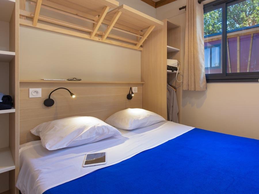 Camping Pas Cher vous présente avec son site Officiel campingpascher.fr, le Camping La Pinède classé 4 étoiles, situé sur la commune de Greoux Les Bains dans le département Alpes-de-haute-provence (Provence Alpes Côte D'azur) en France. Le camping La Pinède vous propose un hébergement de type chalet de 25 m² pour 5 personnes avec climatisation (télévision). L'établissement vous propose 8 autres types d'hébergements. Découvrez tous nos séjours à petits prix dans la commune et aux alentours de Greoux Les Bains du département : Alpes-de-haute-provence (Provence Alpes Côte D'azur). Les Avis clients pour le Camping La Pinède sont excellents avec une note moyenne de 8 sur 10. Piscine chauffée, Piscine extérieure, Animation enfants, Animations familiales, Aire de jeux enfants, Baby-foot, Canoë-kayak, Canyoning, Centre équestre, Location de bateaux, Paddle, Ping-pong, Pétanque, Randonnée, Structure gonflable enfants, Bar, Dépôt de pain, Pizzeria, Plats à emporter, Supermarché, Épicerie,... En savoir plus : cliquez-ICI.