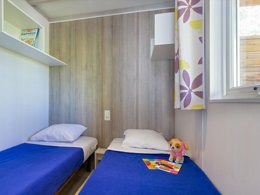 Camping Pas Cher vous présente avec son site Officiel campingpascher.fr, le Camping La Pinède classé 4 étoiles, situé sur la commune de Greoux Les Bains dans le département Alpes-de-haute-provence (Provence Alpes Côte D'azur) en France. Le camping La Pinède, vous présente un hébergement de type chalet de 24 m² pour 4 personnes avec climatisation et télévision. Le camping La Pinède vous propose du vendredi 20 mars au vendredi 27 mars 2026 pour 7 nuits à 406€. Cette location propose 171 dates différentes pour réserver votre séjour. Découvrez également les 8 autres gammes d'hébergements du camping. Les Avis clients pour le Camping La Pinède sont excellents avec une note moyenne de 8 sur 10. Piscine chauffée, Piscine extérieure, Animation enfants, Animations familiales, Aire de jeux enfants, Baby-foot, Canoë-kayak, Canyoning, Centre équestre, Location de bateaux, Paddle, Ping-pong, Pétanque, Randonnée, Structure gonflable enfants, Bar, Dépôt de pain, Pizzeria, Plats à emporter, Supermarché, Épicerie,... En savoir plus : cliquez-ICI.