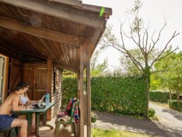 Camping Pas Cher vous présente avec son site Officiel campingpascher.fr, le Camping Sites Et Paysages - Le Moulin De Sainte-Anne classé 4 étoiles, situé sur la commune de Villegly dans le département Aude (Languedoc Roussillon) en France. Le camping Sites Et Paysages - Le Moulin De Sainte-Anne, vous présente un hébergement de type chalet de 31 m² et télévision. Le camping Sites Et Paysages - Le Moulin De Sainte-Anne vous propose du mercredi 01 juillet au mercredi 08 juillet 2026, en promotion à -10% pour 7 nuits à 477,90 € au lieu de 531,0 € soit une Économie de 53,10 €. Cette location propose 114 dates différentes pour réserver votre séjour. Découvrez également les 3 autres gammes d'hébergements du camping. Les Avis clients pour le Camping Sites Et Paysages - Le Moulin De Sainte-Anne sont excellents avec une note moyenne de 8 sur 10. Piscine chauffée, Piscine extérieure, Animations familiales, Aire de jeux enfants, Baby-foot, Court de tennis, Cyclisme, Piscine, Pétanque, Randonnée, Salle de jeux vidéo, Terrain multisports, Trampoline, Dépôt de pain, Pizzeria, Plats à emporter,... En savoir plus : cliquez-ICI.