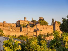 Camping Pas Cher vous présente avec son site Officiel campingpascher.fr, le Camping Sites Et Paysages - Le Moulin De Sainte-Anne classé 4 étoiles, situé sur la commune de Villegly dans le département Aude (Languedoc Roussillon) en France. Le camping Sites Et Paysages - Le Moulin De Sainte-Anne vous propose un hébergement de type chalet de 31 m² (télévision). L'établissement vous propose 5 autres types d'hébergements. Découvrez tous nos séjours à petits prix dans la commune et aux alentours de Villegly du département : Aude (Languedoc Roussillon). Les Avis clients pour le Camping Sites Et Paysages - Le Moulin De Sainte-Anne sont excellents avec une note moyenne de 8 sur 10. Piscine chauffée, Piscine extérieure, Animations familiales, Aire de jeux enfants, Baby-foot, Court de tennis, Cyclisme, Piscine, Pétanque, Randonnée, Salle de jeux vidéo, Terrain multisports, Trampoline, Dépôt de pain, Pizzeria, Plats à emporter,... En savoir plus : cliquez-ICI.