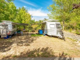 Camping Pas Cher vous présente avec son site Officiel campingpascher.fr, le Camping Sites Et Paysages - Le Moulin De Sainte-Anne classé 4 étoiles, situé sur la commune de Villegly dans le département Aude (Languedoc Roussillon) en France. Le camping Sites Et Paysages - Le Moulin De Sainte-Anne vous propose un hébergement de type chalet de 45 m² pour 1 personne avec climatisation (télévision). L'établissement vous propose 5 autres types d'hébergements. Découvrez tous nos séjours à petits prix dans la commune et aux alentours de Villegly du département : Aude (Languedoc Roussillon). Les Avis clients pour le Camping Sites Et Paysages - Le Moulin De Sainte-Anne sont excellents avec une note moyenne de 8 sur 10. Piscine chauffée, Piscine extérieure, Animations familiales, Aire de jeux enfants, Baby-foot, Court de tennis, Cyclisme, Piscine, Pétanque, Randonnée, Salle de jeux vidéo, Terrain multisports, Trampoline, Dépôt de pain, Pizzeria, Plats à emporter,... En savoir plus : cliquez-ICI.