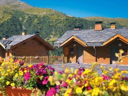 Camping Pas Cher vous présente avec son site Officiel campingpascher.fr, la Résidence Odalys Référence Le Grand Panorama 1 classé 3 étoiles, située sur la commune de Valmeinier dans le département Savoie (Rhône Alpes) en France. La résidence Odalys Référence Le Grand Panorama 1, vous présente un hébergement de type chalet de 68 m² et télévision. La résidence Odalys Référence Le Grand Panorama 1 vous propose du sam. 22 août au sam. 29 août 2026 pour 7 nuits à 849€. Cette location propose 10 dates différentes pour réserver votre séjour. Découvrez également les 10 autres gammes d'hébergements de la résidence. Les Avis clients pour la Résidence Odalys Référence Le Grand Panorama 1 sont excellents avec une note moyenne de 8 sur 10. Piscine chauffée, Piscine extérieure, Centre équestre, Court de tennis, Golf, Piscine,... En savoir plus : cliquez-ICI.