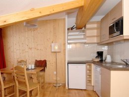 Camping Pas Cher vous présente avec son site Officiel campingpascher.fr, la Résidence Odalys Référence Le Grand Panorama 1 classé 3 étoiles, située sur la commune de Valmeinier dans le département Savoie (Rhône Alpes) en France. La résidence Odalys Référence Le Grand Panorama 1, vous présente un hébergement de type chalet de 45 m² pour 6 personnes et télévision. La résidence Odalys Référence Le Grand Panorama 1 vous propose du sam. 28 mars au sam. 04 avril 2026 pour 7 nuits à 679€. Cette location propose 5 dates différentes pour réserver votre séjour. Découvrez également les 10 autres gammes d'hébergements de la résidence. Les Avis clients pour la Résidence Odalys Référence Le Grand Panorama 1 sont excellents avec une note moyenne de 8 sur 10. Piscine chauffée, Piscine extérieure, Centre équestre, Court de tennis, Golf, Piscine,... En savoir plus : cliquez-ICI.