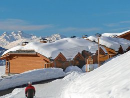 Camping Pas Cher vous présente avec son site Officiel campingpascher.fr, la Résidence Odalys Référence Le Grand Panorama 1 classé 3 étoiles, située sur la commune de Valmeinier dans le département Savoie (Rhône Alpes) en France. La résidence Odalys Référence Le Grand Panorama 1, vous présente un hébergement de type chalet de 53 m² pour 8 personnes et télévision. La résidence Odalys Référence Le Grand Panorama 1 vous propose du sam. 22 août au sam. 29 août 2026 pour 7 nuits à 679€. Cette location propose 8 dates différentes pour réserver votre séjour. Découvrez également les 10 autres gammes d'hébergements de la résidence. Les Avis clients pour la Résidence Odalys Référence Le Grand Panorama 1 sont excellents avec une note moyenne de 8 sur 10. Piscine chauffée, Piscine extérieure, Centre équestre, Court de tennis, Golf, Piscine,... En savoir plus : cliquez-ICI.