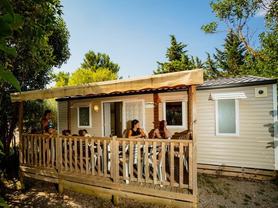 Camping Pas Cher vous présente avec son site Officiel campingpascher.fr, le Camping Sites Et Paysages - La Pinède classé 3 étoiles, situé sur la commune de Lezignan Corbieres dans le département Aude (Languedoc Roussillon) en France. Le camping Sites Et Paysages - La Pinède, vous présente un hébergement de type mobil-home de 29 m² avec climatisation et télévision. Le camping Sites Et Paysages - La Pinède vous propose du dimanche 05 juillet au dimanche 12 juillet 2026, en promotion à -20% pour 7 nuits à 596 € au lieu de 745,0 € soit une Économie de 149 €. Cette location propose 67 dates différentes pour réserver votre séjour. Découvrez également les 11 autres gammes d'hébergements du camping. Les Avis clients pour le Camping Sites Et Paysages - La Pinède sont excellents avec une note moyenne de 8 sur 10. LacMerRivière, Piscine chauffée, Piscine extérieure, Animation enfants, Animations familiales, Aire de jeux enfants, Baby-foot, Canoë-kayak, Centre équestre, Court de padel en extérieur, Court de tennis, Cyclisme, Location de bateaux, Ping-pong, Planche à voile, Pétanque, Randonnée, Skatepark, kiteSurf, Dépôt de pain, Restaurant, Supermarché, Épicerie,... En savoir plus : cliquez-ICI.