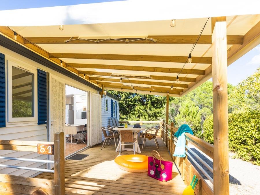 Camping Pas Cher vous présente avec son site Officiel campingpascher.fr, le Camping Sites Et Paysages - La Pinède classé 3 étoiles, situé sur la commune de Lezignan Corbieres dans le département Aude (Languedoc Roussillon) en France. Le camping Sites Et Paysages - La Pinède, vous présente un hébergement de type mobil-home de 35 m² avec climatisation et télévision. Le camping Sites Et Paysages - La Pinède vous propose du vendredi 21 août au vendredi 28 août 2026, en promotion à -20% pour 7 nuits à 932 € au lieu de 1165,0 € soit une Économie de 233 €. Cette location propose 60 dates différentes pour réserver votre séjour. Découvrez également les 11 autres gammes d'hébergements du camping. Les Avis clients pour le Camping Sites Et Paysages - La Pinède sont excellents avec une note moyenne de 8 sur 10. LacMerRivière, Piscine chauffée, Piscine extérieure, Animation enfants, Animations familiales, Aire de jeux enfants, Baby-foot, Canoë-kayak, Centre équestre, Court de padel en extérieur, Court de tennis, Cyclisme, Location de bateaux, Ping-pong, Planche à voile, Pétanque, Randonnée, Skatepark, kiteSurf, Dépôt de pain, Restaurant, Supermarché, Épicerie,... En savoir plus : cliquez-ICI.