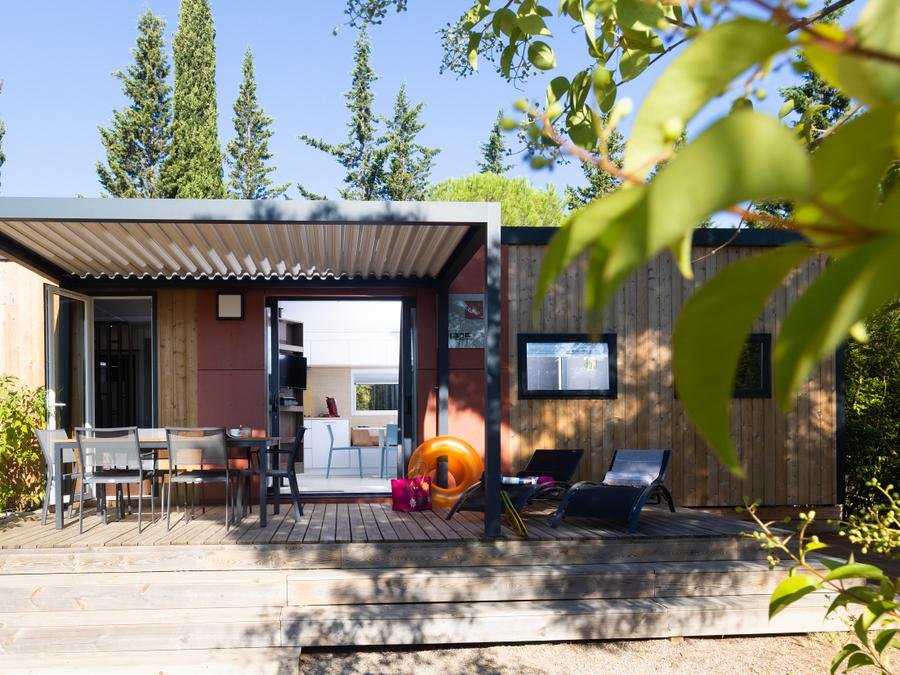 Camping Pas Cher vous présente avec son site Officiel campingpascher.fr, le Camping Sites Et Paysages - La Pinède classé 3 étoiles, situé sur la commune de Lezignan Corbieres dans le département Aude (Languedoc Roussillon) en France. Le camping Sites Et Paysages - La Pinède, vous présente un hébergement de type mobil-home de 40 m² pour 2 personnes avec climatisation et télévision. Le camping Sites Et Paysages - La Pinède vous propose du vendredi 17 juillet au vendredi 24 juillet 2026, en promotion à -20% pour 7 nuits à 1284 € au lieu de 1605,0 € soit une Économie de 321 €. Cette location propose 69 dates différentes pour réserver votre séjour. Découvrez également les 11 autres gammes d'hébergements du camping. Les Avis clients pour le Camping Sites Et Paysages - La Pinède sont excellents avec une note moyenne de 8 sur 10. LacMerRivière, Piscine chauffée, Piscine extérieure, Animation enfants, Animations familiales, Aire de jeux enfants, Baby-foot, Canoë-kayak, Centre équestre, Court de padel en extérieur, Court de tennis, Cyclisme, Location de bateaux, Ping-pong, Planche à voile, Pétanque, Randonnée, Skatepark, kiteSurf, Dépôt de pain, Restaurant, Supermarché, Épicerie,... En savoir plus : cliquez-ICI.