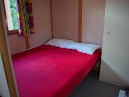 Camping Pas Cher vous présente avec son site Officiel campingpascher.fr, le Camping Rupit classé 3 étoiles, situé sur la commune de Barcelone dans le département Barcelone (Catalogne) en Espagne. Le camping Rupit vous propose un hébergement de type bungalow de 20 m² pour 2 personnes (télévision). L'établissement vous propose 3 autres types d'hébergements. Découvrez tous nos séjours à petits prix dans la commune et aux alentours de Barcelone du département : Barcelone (Catalogne). Piscine extérieure, Club enfants, Aire de jeux enfants, Centre équestre, Ping-pong, Terrain de football, Bar, Plats à emporter,... En savoir plus : cliquez-ICI.